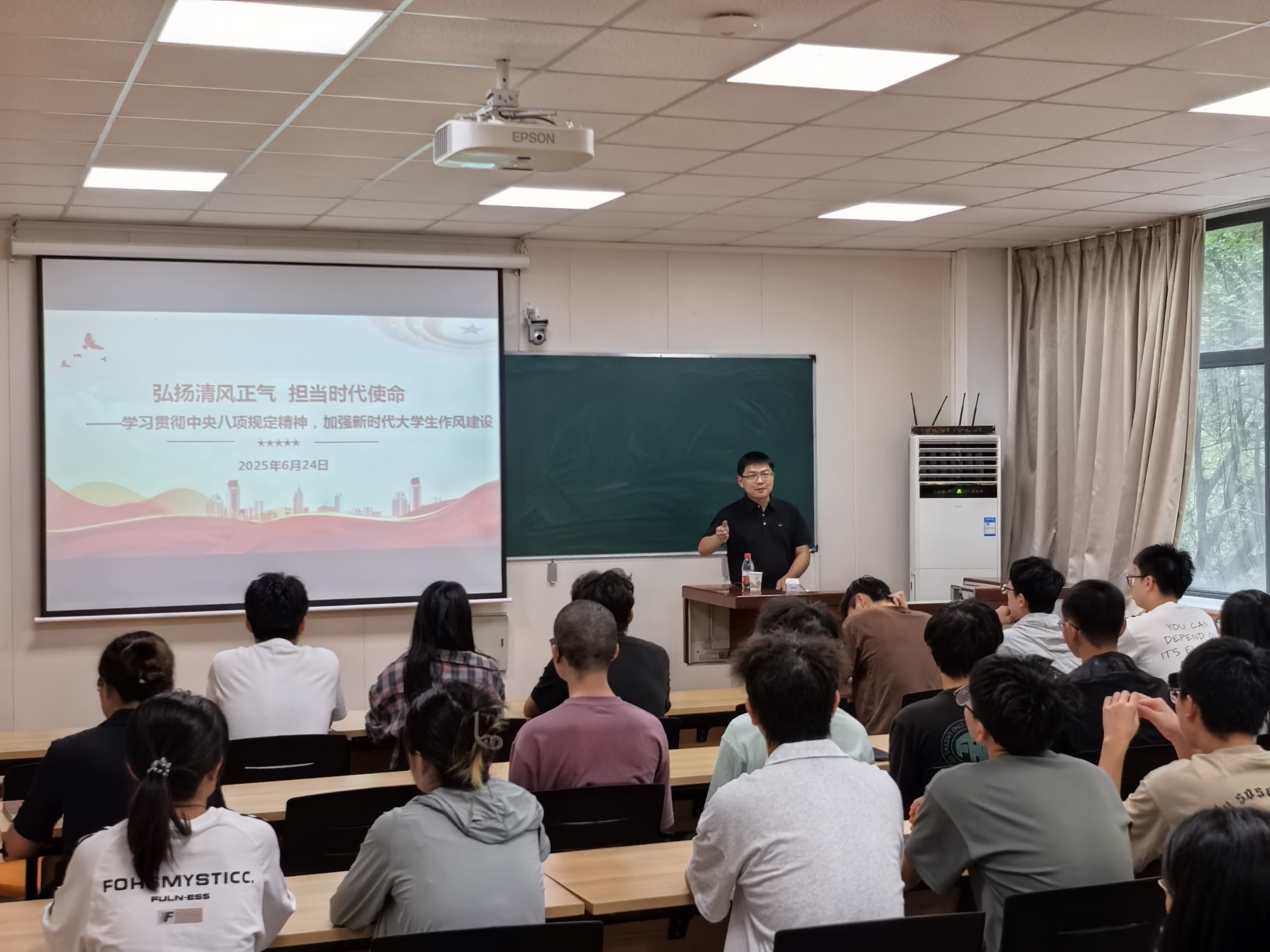 副校長(zhǎng)馬闖為青年黨員講授中央八項(xiàng)規(guī)定精神專(zhuān)題黨課